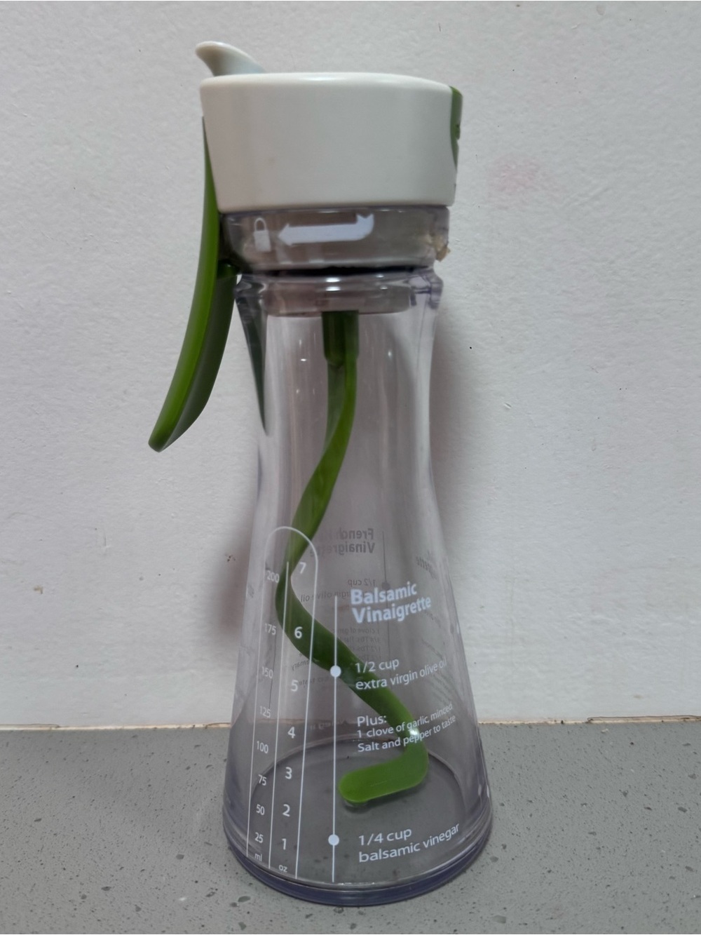 🥗 Salad Dressing Mixer & Shaker – Green/White 🥗